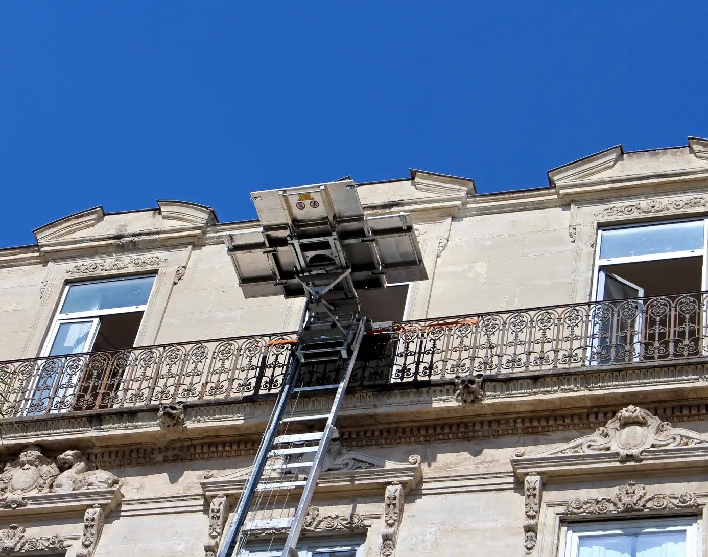 un monte meuble en mission à Paris